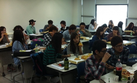동명대학교 영미문화학과 기초영문법팀 오리엔테이션을 마치고 수업시작 전 피자 파티 모습