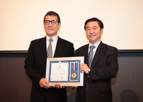 현대엘리베이터가 경기도로부터‘나눔문화 확산 유공 도지사 표창’을 받았다.<사진 (좌) 현대엘리베터 경영지원부 김복태 부장, (우) 이재율 경기도 경제부지사>