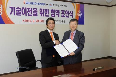 KERI 김호용 원장(오른쪽)이 (주)로엔케이 강승곤 대표와 기술이전 계약을 체결했다.