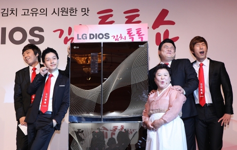LG전자가 디오스 김치냉장고 신제품 출시를 기념해 21일 오전 서울 소공동 플라자호텔에서 'LG 디오스 김치톡톡쇼’ 행사를 개최했다. CF 모델인 개그맨 김준현과 강순의 