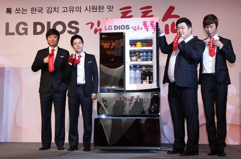 21일 오전 서울 소공동 플라자호텔에서 개최된‘LG 디오스 김치톡톡쇼’ 행사에서 CF 모델인 개그맨 김준현과 개그맨 김기열, 허경환, 양상국이 디오스 김치냉장고 신제품과 함께 기념