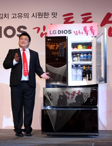 21일 오전 서울 소공동 플라자호텔에서 개최된‘LG 디오스 김치톡톡쇼’ 행사에서 CF 모델인 개그맨 김준현이 디오스 김치냉장고 신제품과 함께 기념사진을 촬영하고 있다.