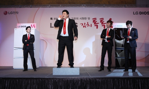 21일 오전 서울 소공동 플라자호텔에서 개최된‘LG 디오스 김치톡톡쇼’ 행사에서 CF 모델인 개그맨 김준현이 김치 에피소드로 엮은 개그콘서트 인기코너 ‘네가지’ 꽁트 공연을 펼치고