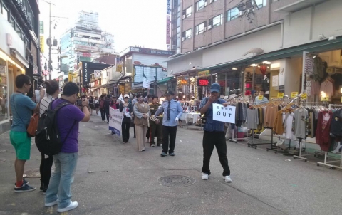 애국주의연대 회원들이 지난 19일 오후 홍대입구 중심가에서김정은 3대세습독재 반대, 종북세력 엄단촉구 애국캠페인을 하고 있다.