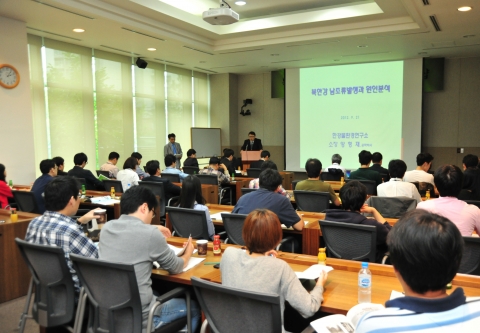 (앞줄왼쪽부터) 정동일 본부장(한국환경산업기술원 환경기술본부), 히사오 오다케 교수(오사카 대학교), 오인환(KIST 녹색도시기술연구소 소장), 이재성 박사(KIST), 정종수 박