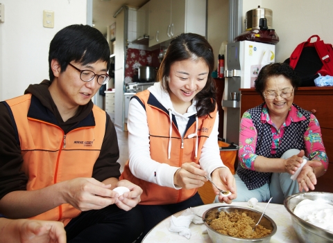 미래에셋은 민족 최대의 명절 추석을 맞아 전국의 사회복지시설에서 어려운 이웃들과 함께 명절 상차림을 준비하고 선물을 전달하는 ‘미래에셋과 함께하는 즐거운 한가위’ 행사를 9월 22일(토) 진행했다.