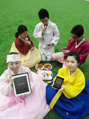 미션수행으로 돈 버는 앱‘크고’의 직원들이 추석연휴 이벤트 ‘도전 브레인 퀴즈’를 시연해 보고 있다. 이번 이벤트는 추석연휴 기간인 오는 26일부터 내달 7일까지 실시되며, 크고 