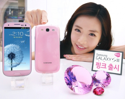 삼성전자가  '갤럭시S Ⅲ 마샨 핑크(Martian Pink)' 를 국내 시장에 출시한다. 
사진은 삼성전자 모델이 서울 삼성동 코엑스 삼성 갤럭시존에서 신제품 