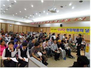 고양일자리센터 장애인 채용박람회에 참가한 구직자들이 면접대기장에 모여 면접을 준비하고 있다.
