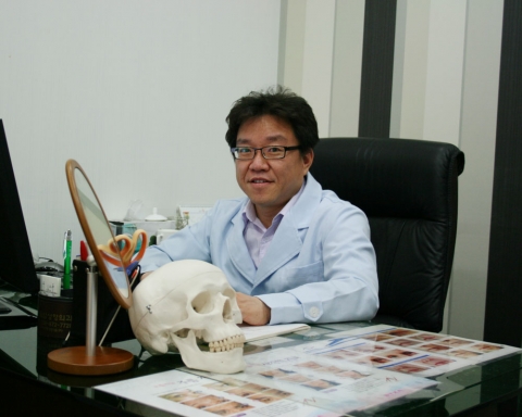 피부전문의원 신희준 원장