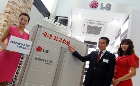 LG전자는 25일 휘센 시스템에어컨 신제품 ‘멀티브이 슈퍼4’와 ‘GHP(가스히트펌프) 슈퍼’를 출시했다. LG전자 AE사업본부 시스템에어컨사업부장 이감규 전무가 모델들과 포즈를 