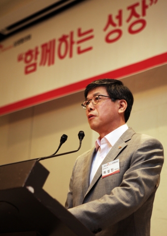 오늘 오전 11시 서울 광진구 워커힐에서 열린 협력사와의 동반성장 위한 'CEO 상생협의회' 발족식에서 SK텔레콤 하성민 CEO가 발언을 하고 있다.