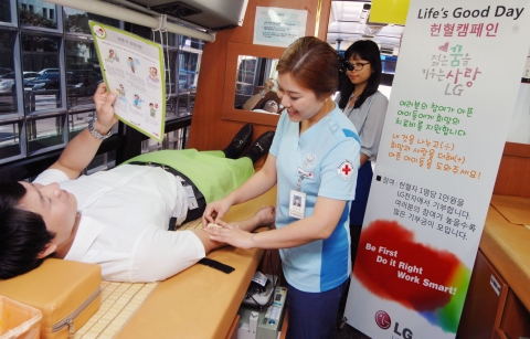 LG전자가 내달 12일까지 '라이프스 굿 데이 헌혈캠페인'을 진행, 백혈병 소아환자를 위한 기금을 모은다. 임직원이 헌혈하면 회사가 1만 원씩 기부하고, 일반고객
