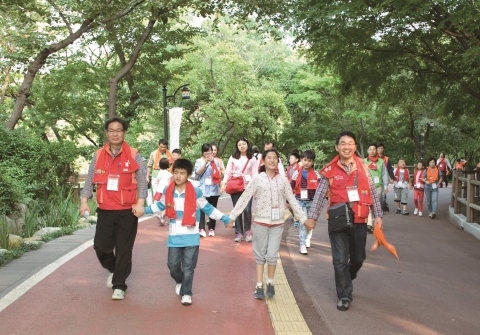 SK네트웍스는 26일 남산 산책로에서 국립서울맹학교와 한빛맹학교 학생들을 초청해 ‘시각장애아동과 함께하는 행복한 산행’ 행사를 갖고, 산행 및 식사 보조활동을 펼친 후 학습지원을 