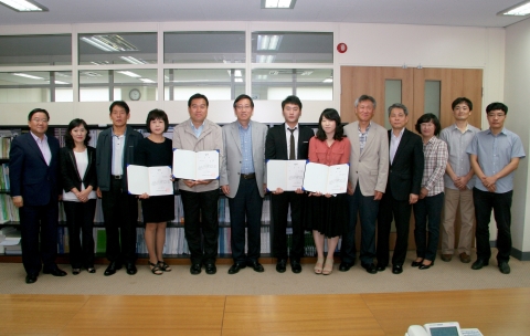 충남발전연구원(원장 박진도)은 26일 연구원에서 ‘충남도 로컬푸드 외식업체 대표 명칭 공모당선자 시상식’을 가졌다.<최우수상을 수상한 김웅태 씨(왼쪽에서 다섯번째), 충발연
