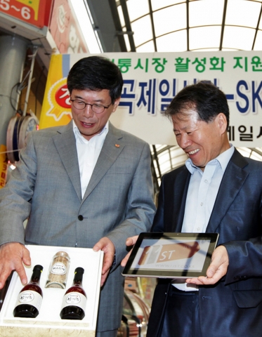 오늘 오전 서울 광진구 중곡 제일 시장에서 열린 '중곡 제일시장 활성화를 위한 업무협약식'에 참석한 SK텔레콤 하성민 CEO(사진 왼쪽)와 중곡 제일시장 협동조합