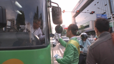 도로교통공단은 9월 26일(수) 오전 7시 30분부터 8시 30분까지 국민 생명 살리기 운동의 일환인 ‘교통약자를 위한’ 교통안전 거리캠페인을 전국적으로 실시했다.