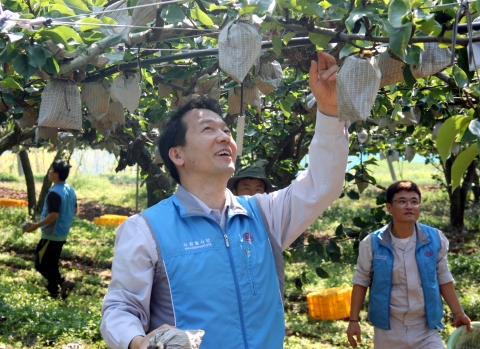 기아차 우리사주조합 대의원 70여 명은 24일부터 26일까지 2박 3일간 특별재난지역으로 선포된 전북 영암지역을 방문해 농촌 일손돕기 활동을 펼치고, 광명, 화성, 광주 지역 자원
