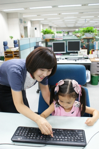 114번호안내 현장에서 직접 체험해 보고있는 어린이