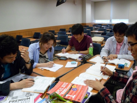 건국대학교(총장 송희영)가 교육역량강화사업의 하나로 지난 여름방학동안 몰입형 외국어능력 향상 프로그램(영어 몰입교육)을 운영한 결과 제5기 수강 학생들의 모의 토익(TOEIC) 성