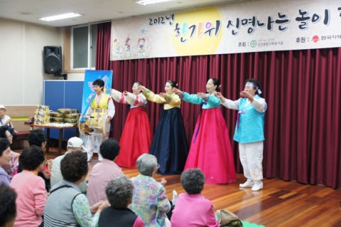 송파문화원 공연팀이 어르신들 앞에서 추석공연을 하고있다.