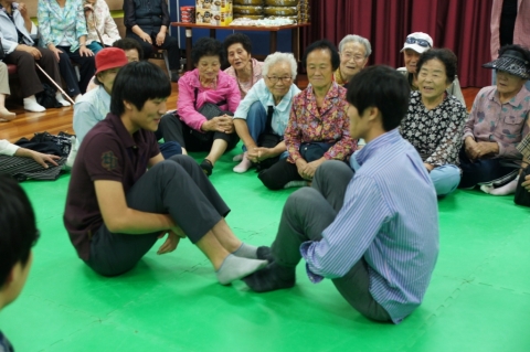 한국지역난방공사 강남지사 봉사단이 어르신들과 함께 즐거운 추석놀이를 하고 있다.