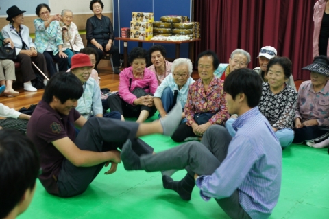 한국지역난방공사 강남지사 봉사단이 어르신들과 함께 즐거운 추석놀이를 하고 있다.