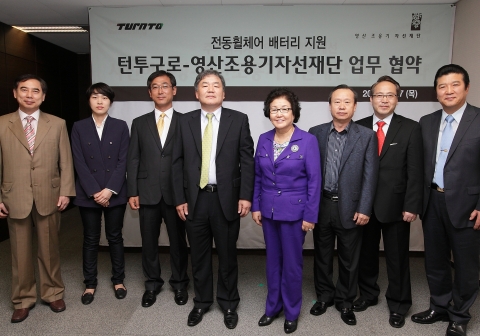 27일 턴투구로 김영훈 대표이사(왼쪽)와 영산조용기자선재단 김성혜 이사장(오른쪽)이  장애인 전동휠체어 배터리 지원을 위한 업무협약후 후원자들과함께기념촬영을하고있다.