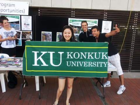 호주 University of the Sunshine Coast 해외파견설명회에서 건국대를 홍보하고 있는 김민희 호주교육부 선발장학생