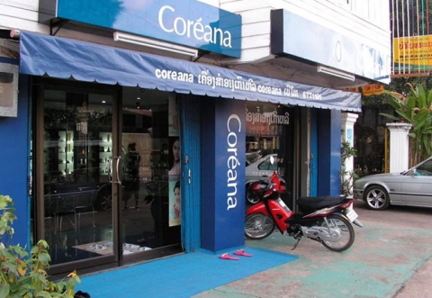 라오스 최초로 한국산 화장품을 수입, 판매한 비엔티안 코리아나 대리점