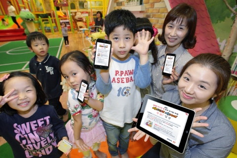경기도 광명시 소하동에 위치한 키즈카페 광명소하점에서 어린이들이 ‘올레유치원’ 앱을 이용하고 있는 모습.