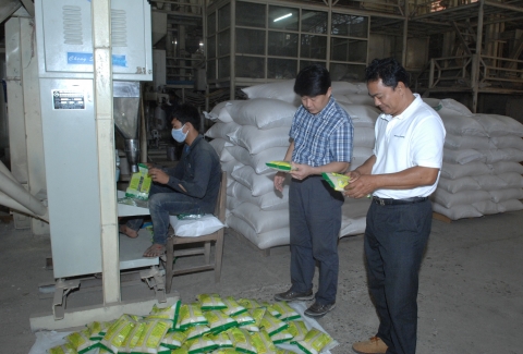 쌀의 고급화를 위해 포장미를 생산하고 있는 도정공장, 하지만 열악한 시설로 더 이상의 고급미는 생산이 불가능하다.