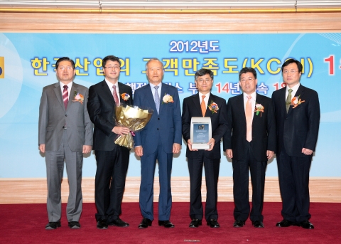 한국산업 고객만족도(KCSI) 조사에서 우정사업본부(우편)가 행정서비스 부문 14년 연속 1위를 차지해 김명룡 우정사업본부장(오른쪽에서 세번째)과 허태학 CS리더스클럽위원장(왼쪽에