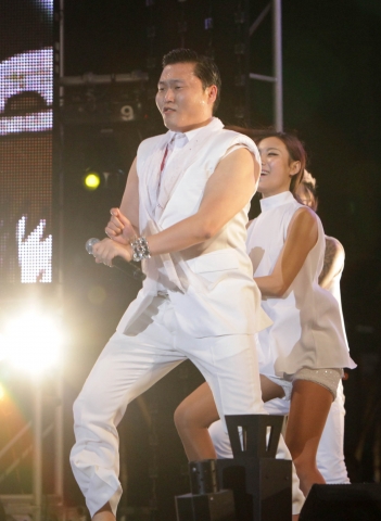 말춤으로 하나된 복합쇼핑몰 스퀘어원