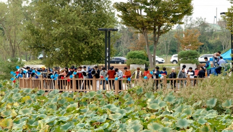 군산대학교 해양과학대학 부속양어장과 수산과학연구소는 군산대 수산업전문가양성과정의 후원으로 5일 김제시 만경읍 장산리 용지동마을 능제저수지에서 ‘수산종묘 방류 및 자연보호 행사’를 