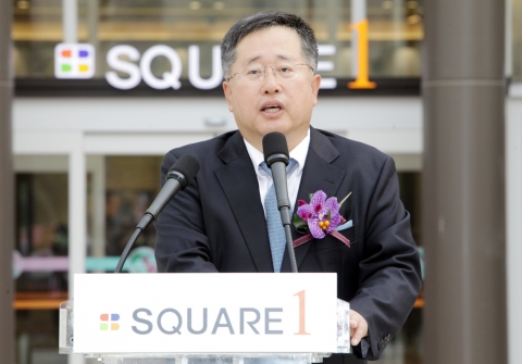 인천 최초의 복합쇼핑몰 스퀘어원(SQUARE 1)이 5일 연수구에서 그랜드오픈식을 열고 정식 개장, 서부T&D 스퀘어원 승만호 대표가 환영사를 하고 있다.