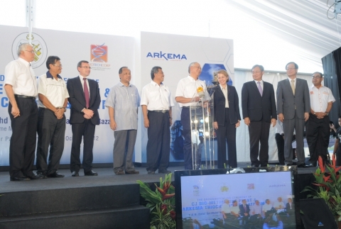 CJ제일제당은 지난 6일 말레이시아 테렝가누(Terengganu)주에 위치한 컬티(Kerteh)지역에서 CJ제일제당 김철하 대표이사(오른쪽 두번째)와 프랑스 아르케마(Arkema)社 부사장 마크슐러(Marc Schuller / 왼쪽 세번째), 나집라자크(Mohd Najib Bin Tun Abdul Razak) 말레이시아 수상(오른쪽 다섯번째) 및 정부 주요인사들이 참석한 가운데 메치오닌공장 기공식 행사를 가졌다.