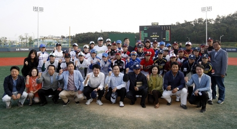 6일 오후 익산 야구장에서 열린 'LG배 한국여자야구대회' 올스타전에 참가한 선수들과 관계자들이 함께 화이팅을 외치고 있다.(맨앞줄 오른쪽에서 5번째 LG전자 이