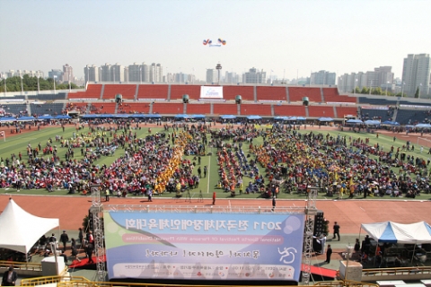 지난해 10월 7일 목동경기장에서 개최된 ‘2011 전국지체장애인체육대회’에서 전국 10,000여명의 지장협 회원들이 운동장에 정렬해 있는 모습.