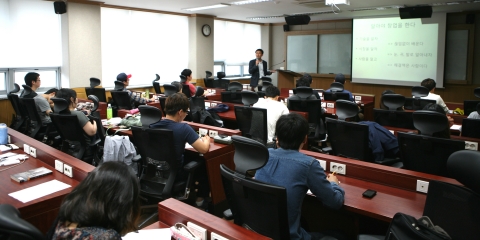 문종범 주임교수(건국대 벤처전문기술학과, 힉스킨 대표)가 9월 26일 CEO 창업특강에서 ‘쉽고도 어려운 창업이야기’를 주제로 강의하고 있다.