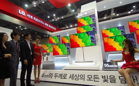 LG전자가 9일부터 12일까지 경기도 일산 킨텍스(KINTEX)에서 열리는 한국전자전 2012(KES 2012)에서 1,352제곱미터(㎡) 규모의 부스를 마련해 첨단 3D 및 스마트 기기를 대거 선보였다. 모델들이 ‘WRGB’ 방식의 OLED 기술을 적용한 55형 LG 올레드 TV(모델명: 55EM9700)를 소개하고 있다.