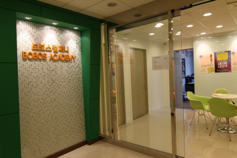 서울 강남구 대치동에 위치한 보보스아카데미는 서울 강남지역 구민과 직장인, 대학생, 주부 등 다양한 분야에 걸쳐 자기계발을 하고자 하는 분들을 대상으로 교육과정을 운영하고 있다.