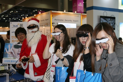 ㈜아큐픽스가 오는 12일까지 일산 킨텍스에서 열리는 ‘2012 KES 한국전자전’에서 3D 안경 디스플레이 ‘마이버드’를 전시했다. 10일 관람객들이 마이버드를 통해 뮤직비디오, 3D영화, 콘솔게임 등을 즐기고 있다.