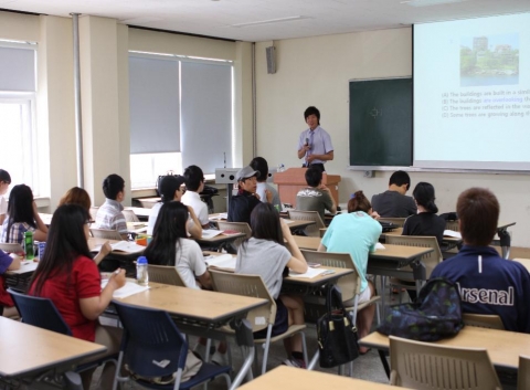 군산대학교 교수들이 학생들을 위한 장학금을 기부해 관심을 끌고 있다.