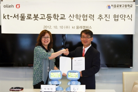 KT와 서울로봇고등학교는 서울 서초구 KT올레캠퍼스에서 로봇인재 양성과 키봇2 오픈에코 활성화를 위한 산학협약 체결식을 가졌다. 사진은 협약식에 참석한 KT 박혜정 마케팅본부장(사