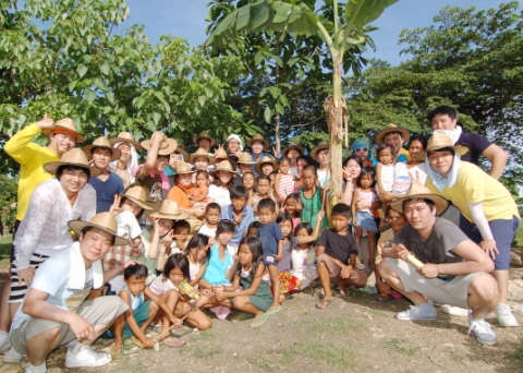 동명대학교 학생들의 해외 봉사활동 장면