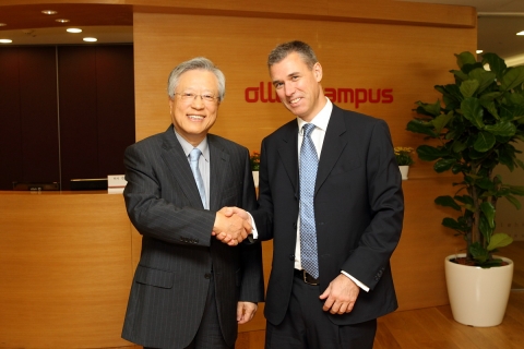 KT 이석채 회장(왼쪽)과 영국 오프콤(Ofcom)의 에드 리챠즈(Ed Richards) CEO(오른쪽)가 면담 후 올래캠퍼스에서 악수하고 있는 모습