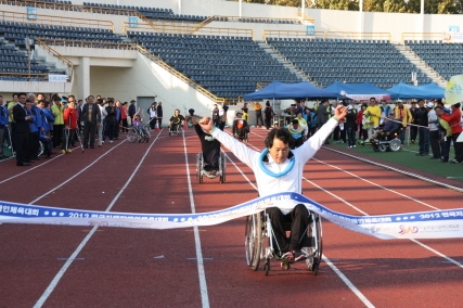 휠체어 릴레이 200m 경기모습.