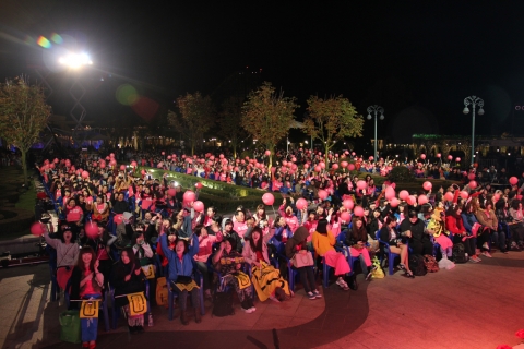Love 콘서트에 참여한 1천여 관중들이 손을들어 개발도상국 여자아이들을 지지하는 Raise your hand 이벤트에 참여하고 있다.