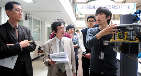 '2012 창의적 종합설계경진대회'에서 건국대 학생팀이 지능제어 로봇을 선보이고 있다